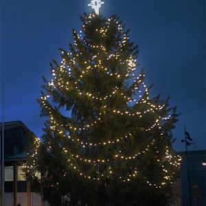 Kaupungintalon joulukuusen valot Vantaa
