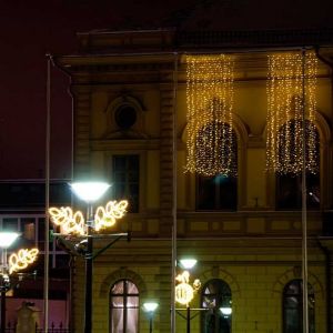 Lääninhal­lituksen talon valo­verhot, valo­pallot ja lehvät Hämeenlinna